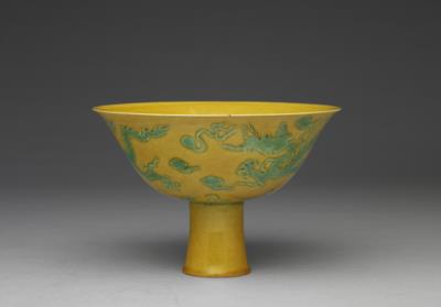 图片[2]-Stem bowl with incised decoration of two dragons playing with pearls in overglaze green on a yellow ground, Ming dynasty, Hongzhi reign (1488-1505)-China Archive